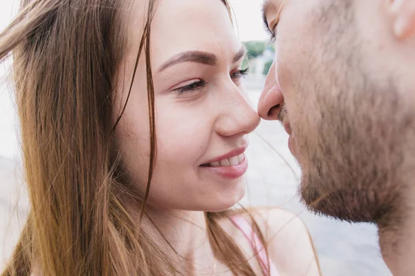 Mladý Pár Objímání Usmívají Sebe Břehu Řeky Procházky Podél Písečné — Stock fotografie