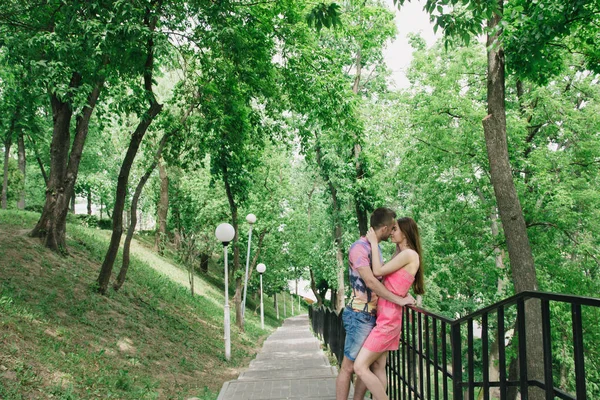 Молодая пара обнимается и улыбается друг другу в парке — стоковое фото