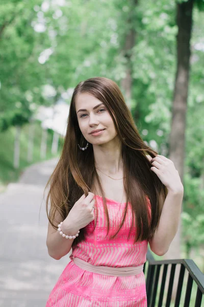 Portrait d'une belle jeune fille par temps clair et ensoleillé. Arbres verts — Photo