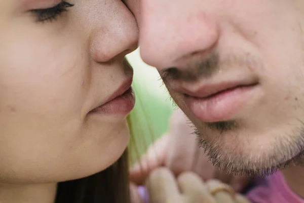 Pareja joven abrazándose y sonriéndose en el parque —  Fotos de Stock