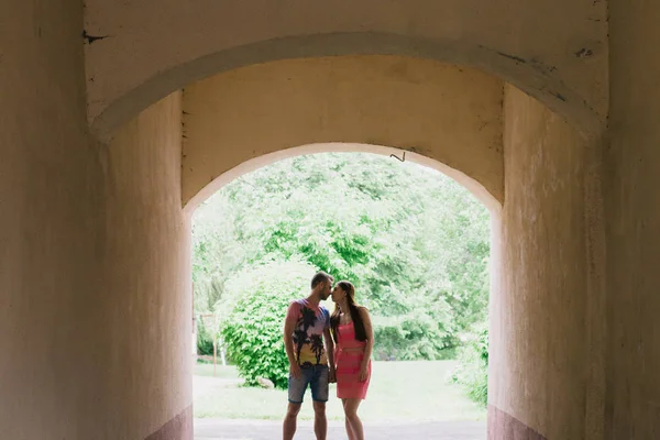 Jovem casal abraçando e sorrindo um para o outro no parque — Fotografia de Stock