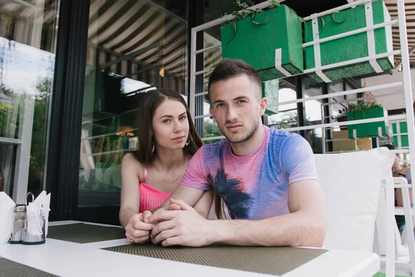 Jovem casal abraçando e sorrindo um para o outro no parque — Fotografia de Stock