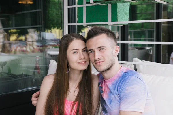 Jeune couple embrasser et sourire à l'autre dans le parc — Photo