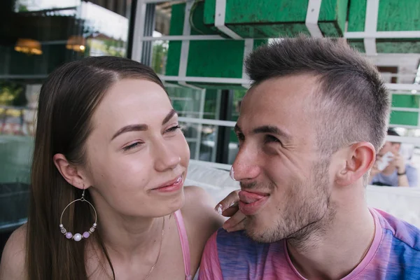 Jovem casal abraçando e sorrindo um para o outro no parque — Fotografia de Stock