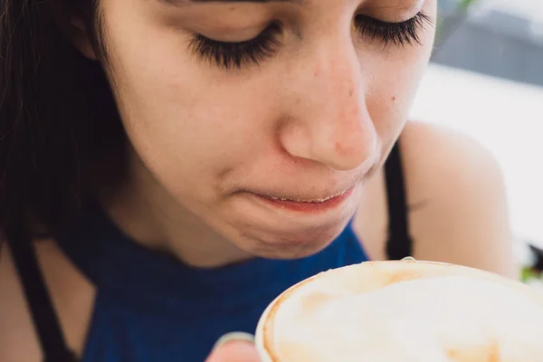 非常に美しい女性はカフェに座っているし、彼女の手でコーヒー カップを保持しています。 — ストック写真