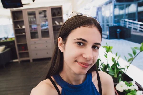 Una chica muy bonita haciendo selfie en un café — Foto de Stock