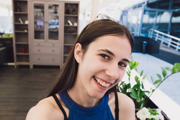 カフェで selfie をやって非常にきれいな女の子 — ストック写真