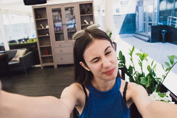 Una chica muy bonita haciendo selfie en un café — Foto de Stock
