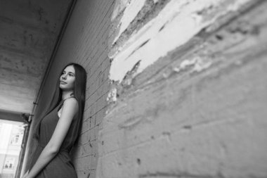 Çok güzel ve neşeli kız uzun, lüks saçlı sokakta duruyor