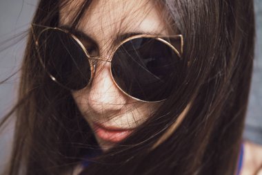 Çok güzel ve neşeli kız uzun, lüks saçlı sokakta duruyor