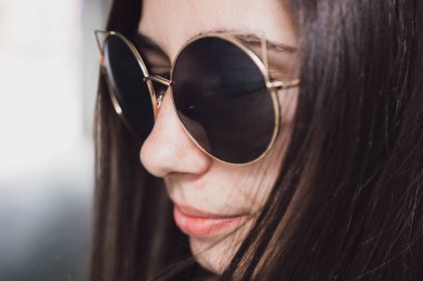 Çok güzel ve neşeli kız uzun, lüks saçlı sokakta duruyor