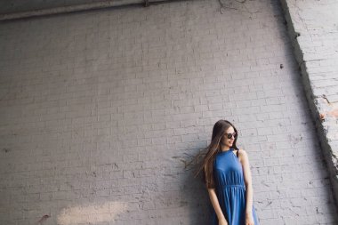 Çok güzel ve neşeli kız uzun, lüks saçlı sokakta duruyor