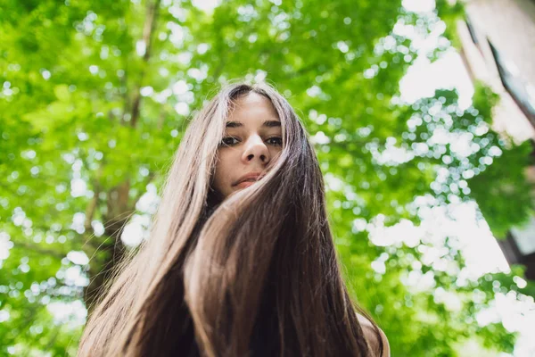 Ένα πολύ όμορφο και χαρούμενο κορίτσι στέκεται στο δρόμο με μακρύς, πολυτελήs μαλλιά — Φωτογραφία Αρχείου