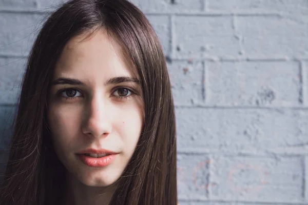 Une fille très belle et joyeuse se tient dans la rue avec de longs cheveux luxueux — Photo