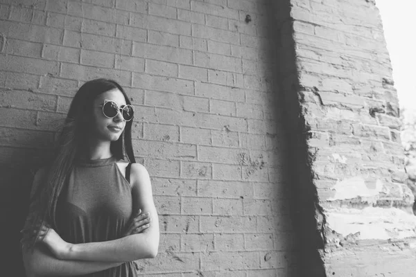 Una Chica Muy Hermosa Alegre Para Calle Con Pelo Largo —  Fotos de Stock