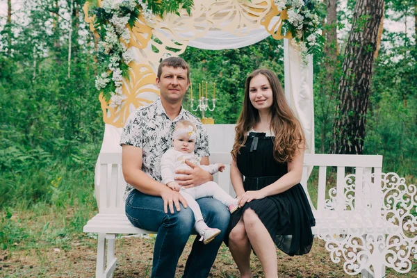 Glücklich fröhliche und schöne Familie im Park auf einem Spaziergang. — Stockfoto