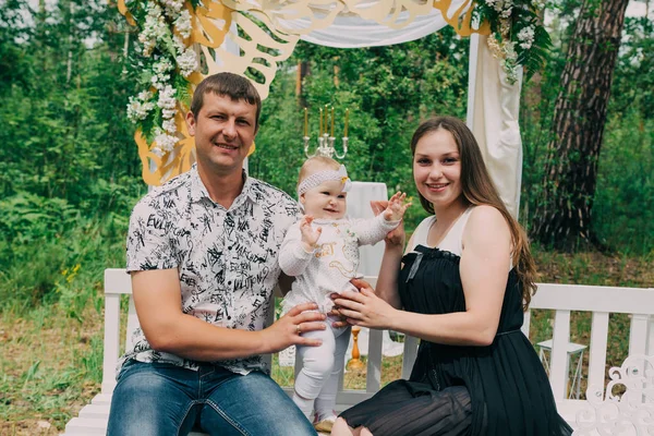 Glücklich fröhliche und schöne Familie im Park auf einem Spaziergang. — Stockfoto