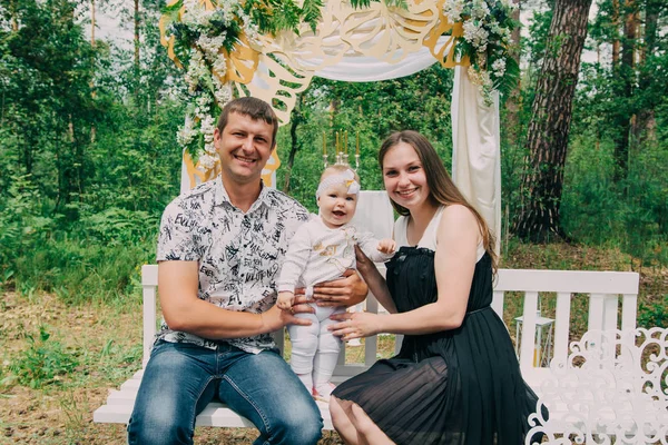 Glücklich fröhliche und schöne Familie im Park auf einem Spaziergang. — Stockfoto