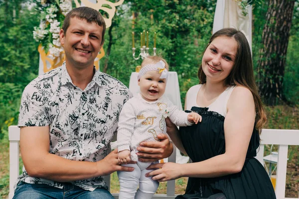 Família alegre e bonita feliz no parque em um passeio . — Fotografia de Stock