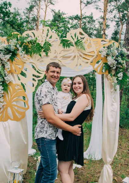 Família alegre e bonita feliz no parque em um passeio . — Fotografia de Stock