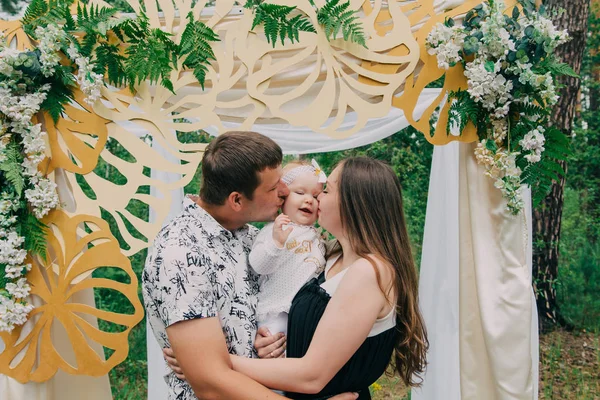 Glücklich fröhliche und schöne Familie im Park auf einem Spaziergang. — Stockfoto