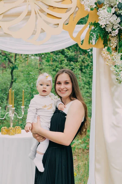 A woman with a little child in the park. — Stock Photo, Image