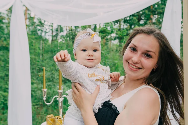 Une femme avec un petit enfant dans le parc . — Photo