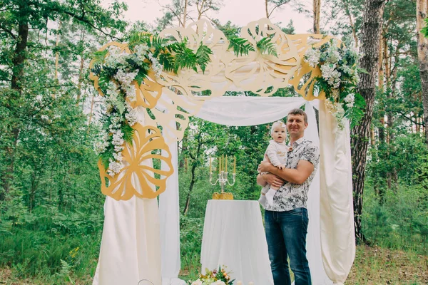 Vater und Kind spazieren im Park. — Stockfoto