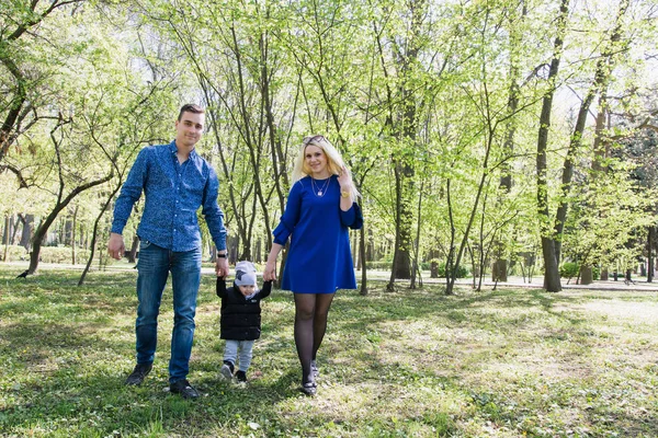 Feliz jovem família passar tempo juntos fora em verde natureza — Fotografia de Stock