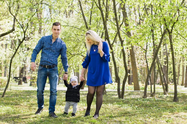 Glad ung familj tillbringa tid tillsammans ute i grön natur — Stockfoto