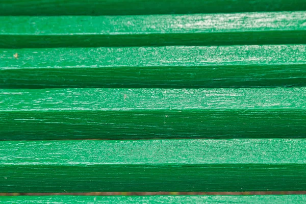 Détails d'un banc vert, fond de planches peintes en couleur verte . — Photo