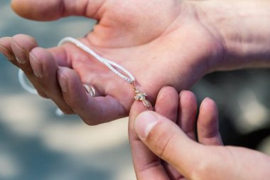 Bir adam avuç Vaftiz ayini için çapraz.