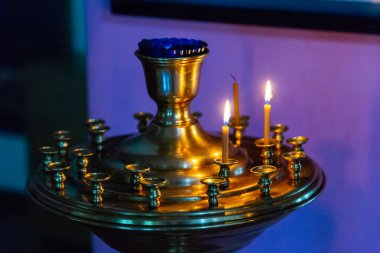 Kilisede yanan mumlarla şamdan..