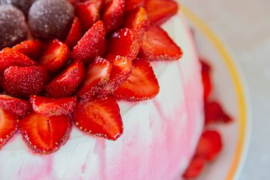 Parlak güzel ağız sulandıran çilekli pasta ve krem.