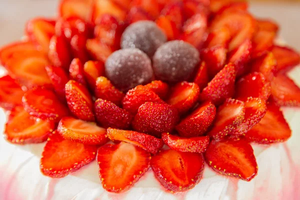 Brillante hermosa boca riego pastel de fresa y crema . — Foto de Stock
