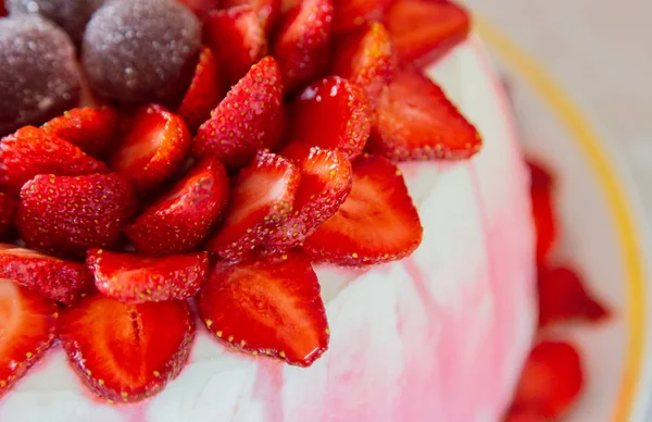 Heldere mooie watertanden aardbei cake en room. — Stockfoto