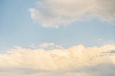 Güzel beyaz bulutlar mavi gökyüzüne karşı.