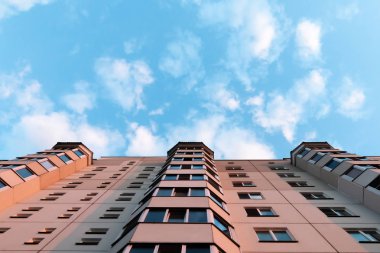 Gökyüzüne karşı metalden yapılmış bir binanın duvarına