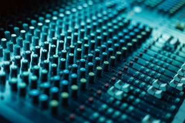 Profesyonel Dj konsolu ve diğer görevleri karıştırma