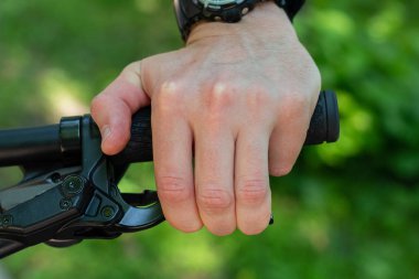 Bisikletle tepeden aşağıya doğru hızla inen dağ bisikleti. Motorcuların gözlerinden bak
