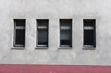 Bir boş düşürmek kahverengi beton duvar altında üç modern pencere çerçeveleri