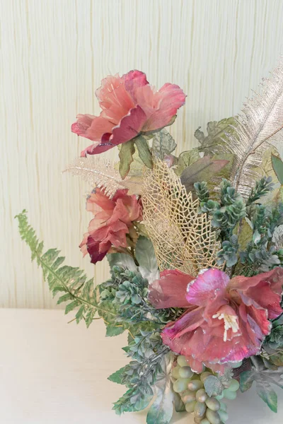 Pahalı bir komodinin üzerinde yapay çiçekler