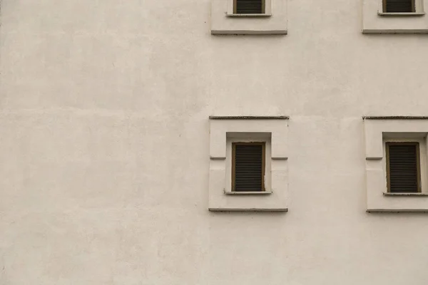 Três janelas na parede, a textura do fundo da janela . — Fotografia de Stock