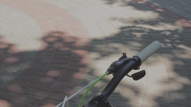 Vrouwelijke hand aanraken Stuur fiets slow-motion. Close-up van de hand van de vrouw met een stuur fiets — Stockvideo