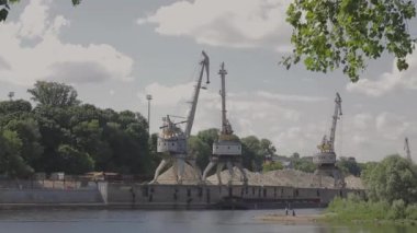 Uçuş Hamburg konteyner liman gemi ve gün batımında vinçler ile üzerinde