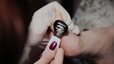 Bakım kız bacaklar pedikür, Lehçe, güzel ışıklar hakkında. Pedikür salonda. Asıl çivi ve istemcinin pedikür yapıyor, ayaklar için umursamıyor. Peeling ayak pedikür yordamı