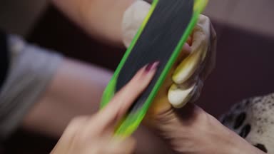 Bakım kız bacaklar pedikür, Lehçe, güzel ışıklar hakkında. Pedikür salonda. Asıl çivi ve istemcinin pedikür yapıyor, ayaklar için umursamıyor. Peeling ayak pedikür yordamı