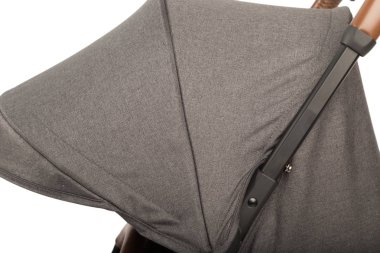 Beyaz bir arka planda bir bebek arabası yakın çekim ayrıntılarını bir bebek arabası.