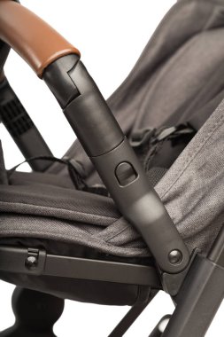 Beyaz bir arka planda bir bebek arabası yakın çekim ayrıntılarını bir bebek arabası.