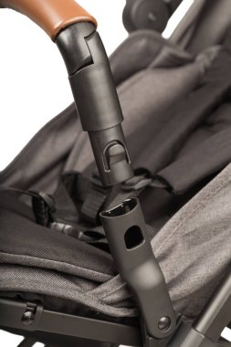 Beyaz bir arka planda bir bebek arabası yakın çekim ayrıntılarını bir bebek arabası.